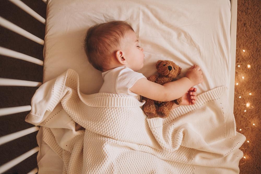 Bé ngã từ trên giường xuống đất: Bố mẹ nên làm gì?