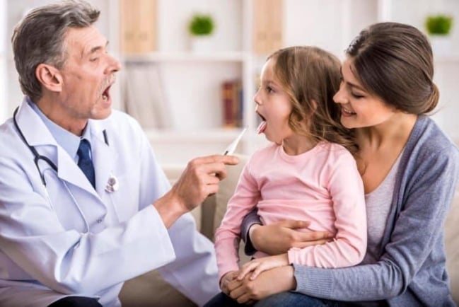 Trẻ bị viêm họng: 7 nguyên nhân phổ biến và cách điều trị tại nhà hiệu quả