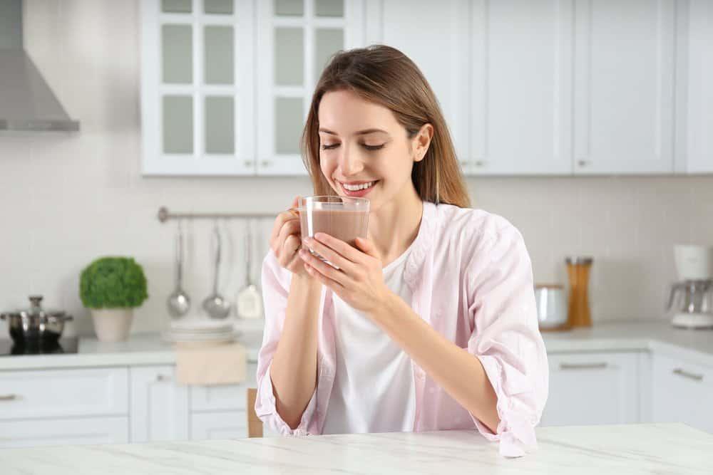 xăm môi nên ăn gì để lên màu đẹp: uống sữa