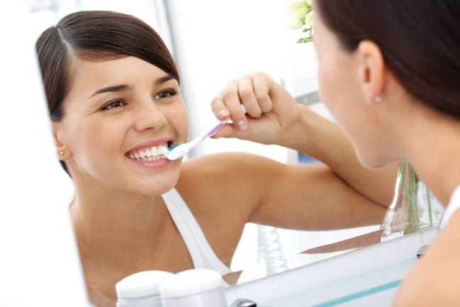 10 cách đơn giản giúp bạn loại bỏ mảng bám trên răng tại nhà
