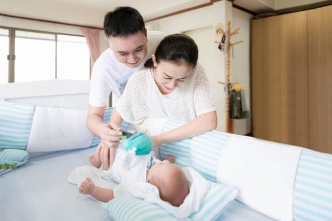 Khi nào bố mẹ mới có thể đắp chăn cho bé lúc ngủ?