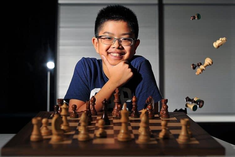 Lợi ích của chơi cờ vua với trẻ em: 1 nước cờ kích hoạt cả 2 bán cầu não
