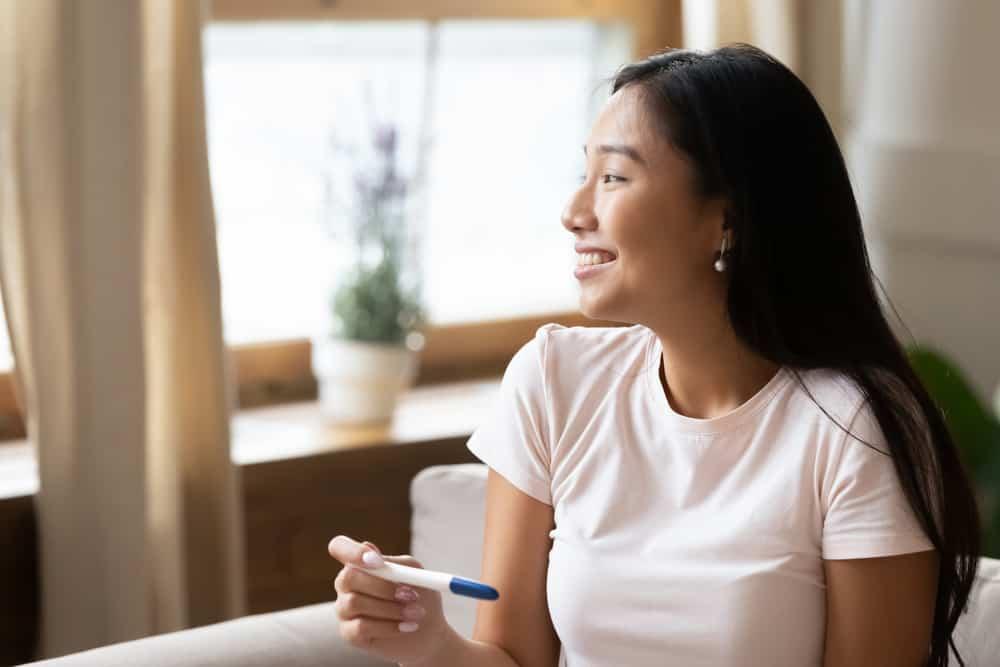 Hướng dẫn cách sử dụng và đọc kết quả que thử rụng trứng