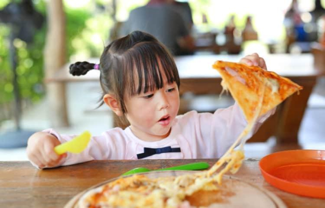 Điểm mặt 10 tác hại của thức ăn nhanh đối với trẻ nhỏ