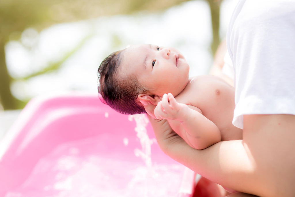 Hướng dẫn cách tắm cho trẻ sơ sinh đơn giản và dễ thực hiện