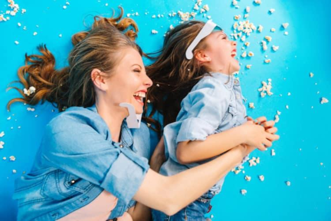 Cù lét để chọc bé cười: nên hay không?