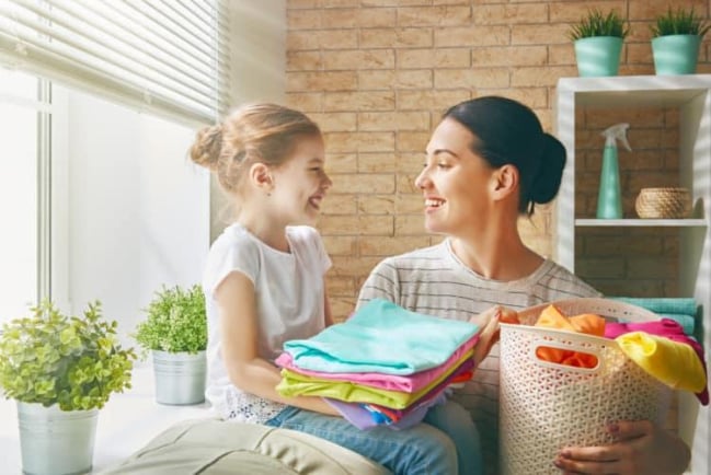 Dạy trẻ làm việc nhà phù hợp với từng độ tuổi