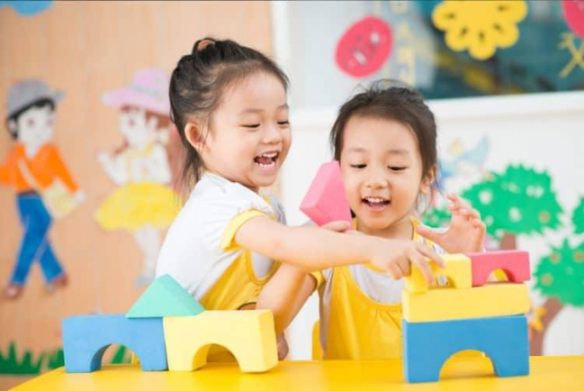 Có nên cho trẻ đi học mầm non? Lợi ích và tác hại là gì?
