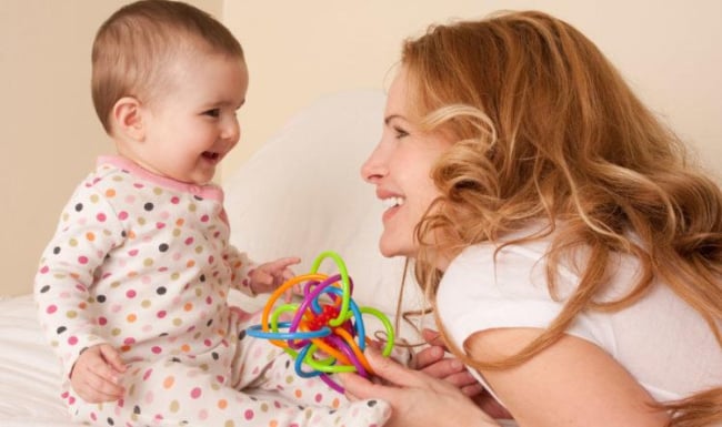 Trò chuyện với bé yêu là bí quyết giúp con mở rộng vốn từ và giao tiếp