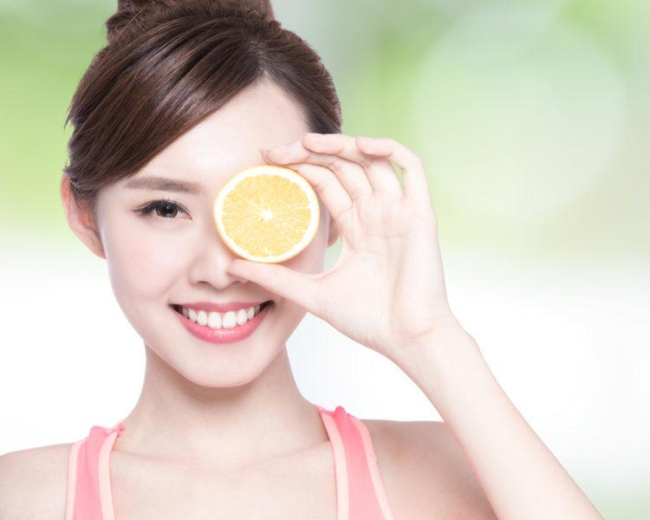 Bột vitamin C có phải là "thần dược" giúp trẻ hóa làn da?