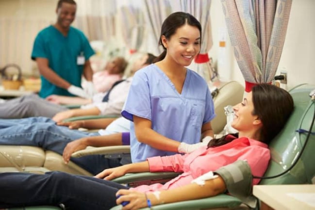 Hiến máu có tốt không? 5 lợi ích, 5 rủi ro và lời khuyên khi hiến máu