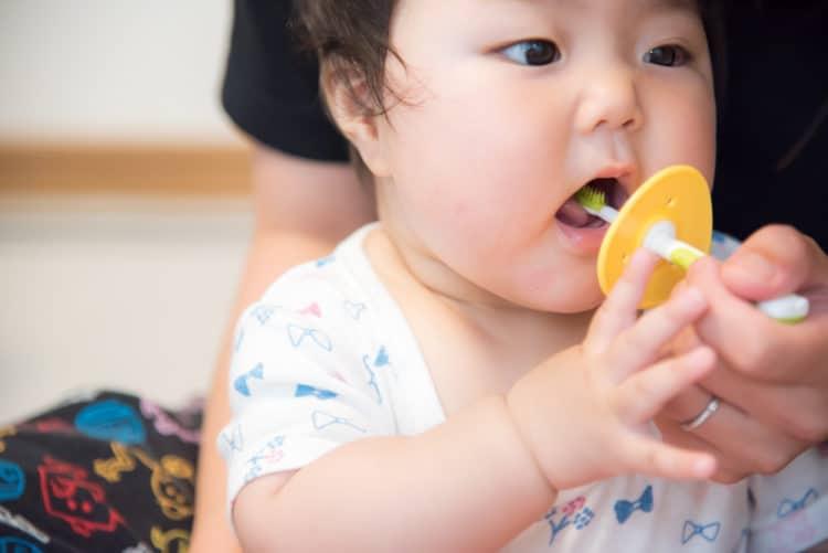 Khi nào bạn có thể bắt đầu đánh răng cho con?