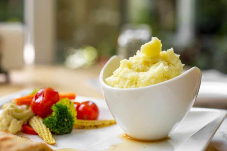 Cho bé ăn khoai tây vừa tốt cho tiêu hóa vừa lợi gan