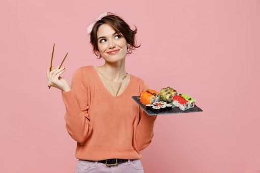 Cho con bú ăn sushi được không? Cách ăn sushi an toàn khi cho con bú