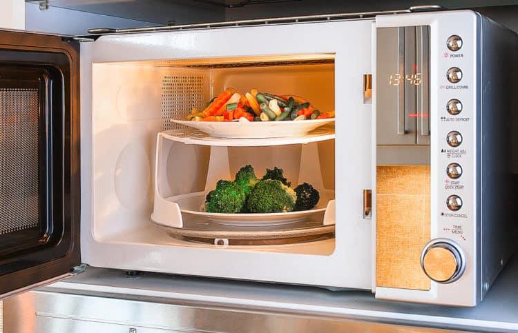 Nấu ăn bằng lò vi sóng có thể làm mất chất dinh dưỡng?
