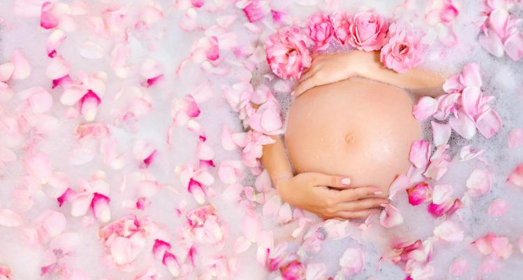 Ngâm mình trong bồn nước nóng khi mang thai có an toàn?