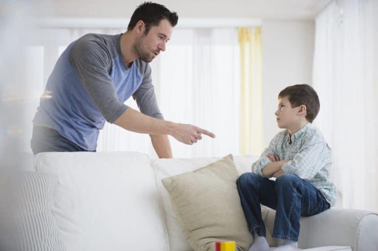 Tác hại của việc dọa nạt trẻ một cách vô thưởng vô phạt từ bố mẹ