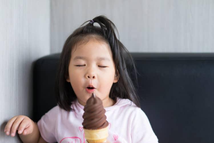 Thời điểm thích hợp cho bé ăn chocolate