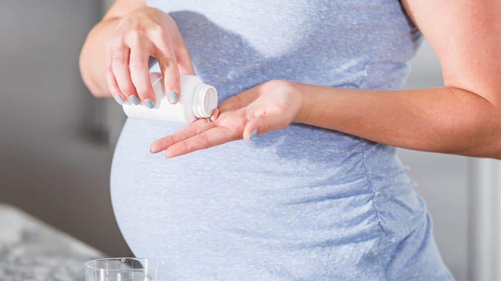 Dùng acetaminophen trong thai kỳ khiến bé gái biết nói chậm