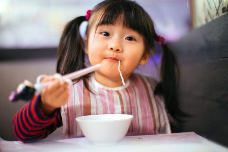 Bạn hãy thử dạy trẻ cách cầm đũa vừa vui vừa hiệu quả