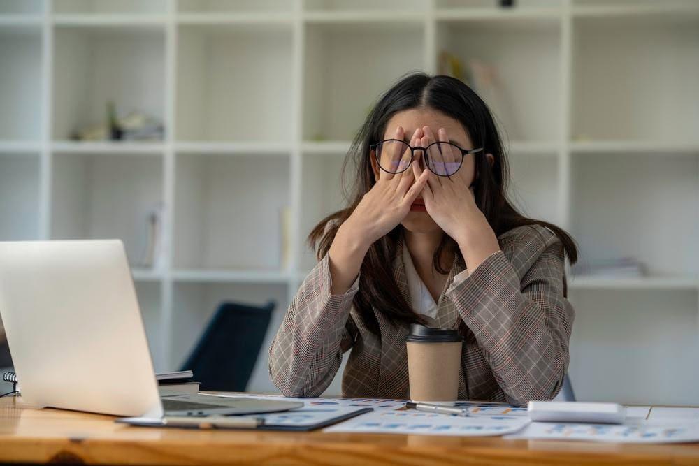 Mắt trái giật do căng thẳng