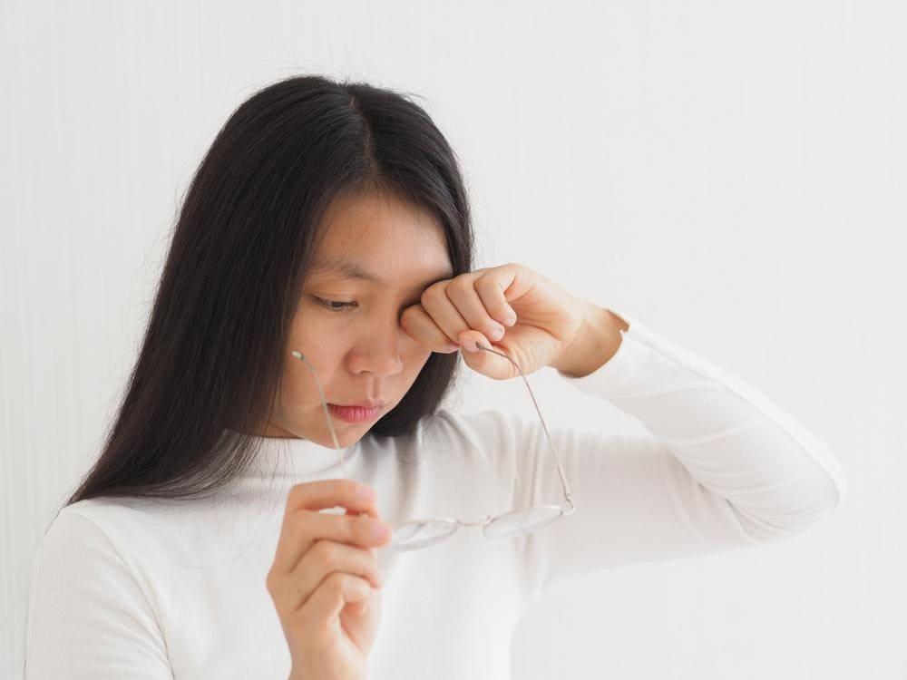 Mắt trái giật là do nhiều vấn đề sức khỏe hoặc sinh hoạt.