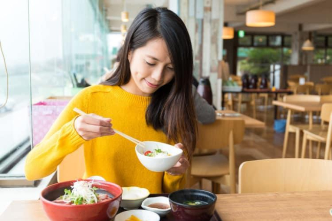 Biếng ăn ở người lớn: Trị sớm kẻo bạn thành bộ xương di động!