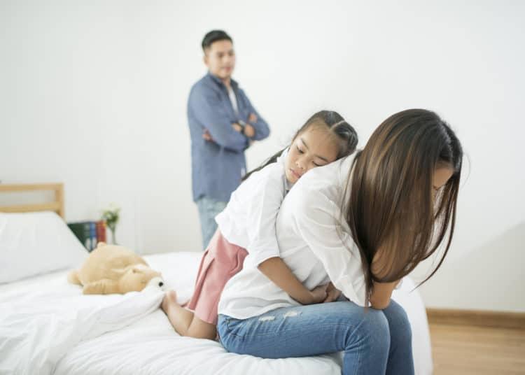 Cãi nhau trước mặt con sẽ ảnh hưởng đến sự phát triển của trẻ