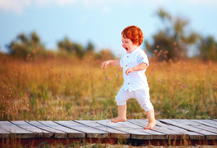 5 lý do giải thích vì sao bố mẹ nên cho con đi chân trần