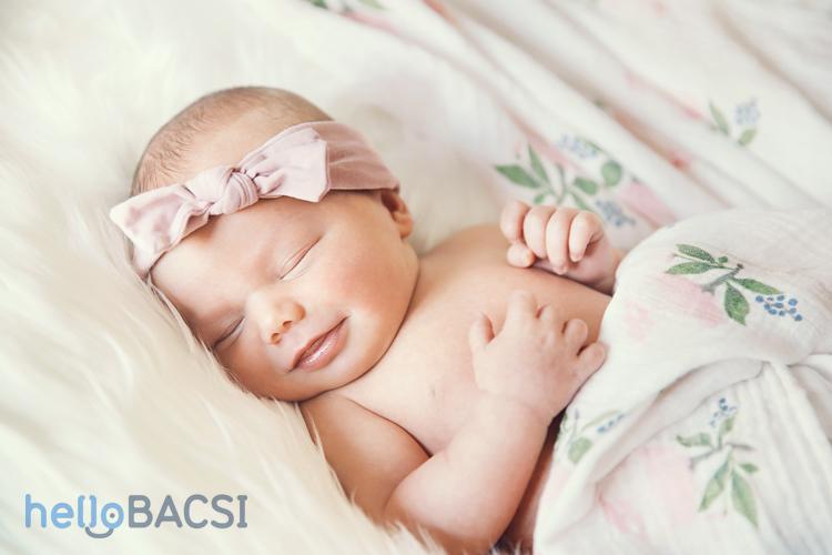 Truy tìm nguyên nhân làm bé cười khi ngủ