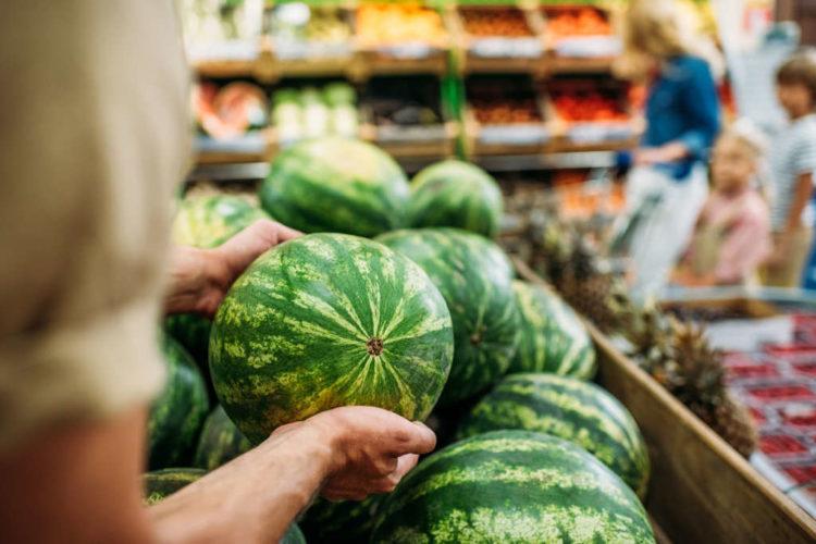 5 dấu hiệu dưa hấu bị tiêm nitrat bạn nên biết để tránh bị ngộ độc