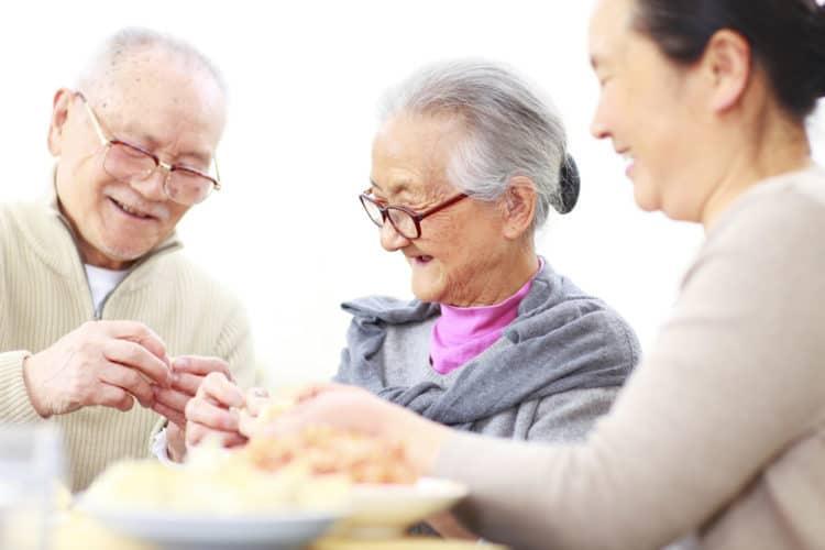 10 bí quyết chăm sóc ba mẹ lớn tuổi