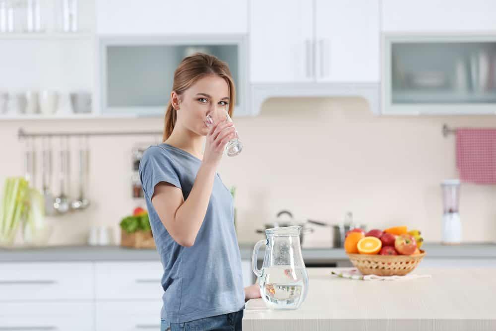 tránh uống nước kiềm khi chuẩn bị mang thai