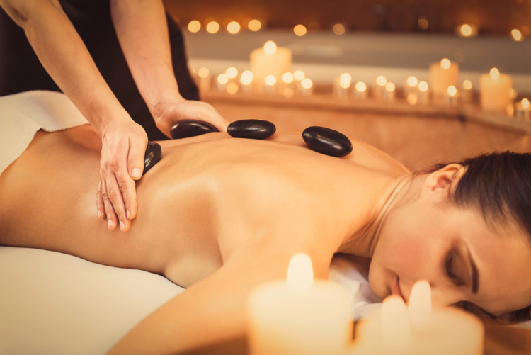 Massage đá nóng: Liệu pháp điều trị bệnh nhẹ nhàng