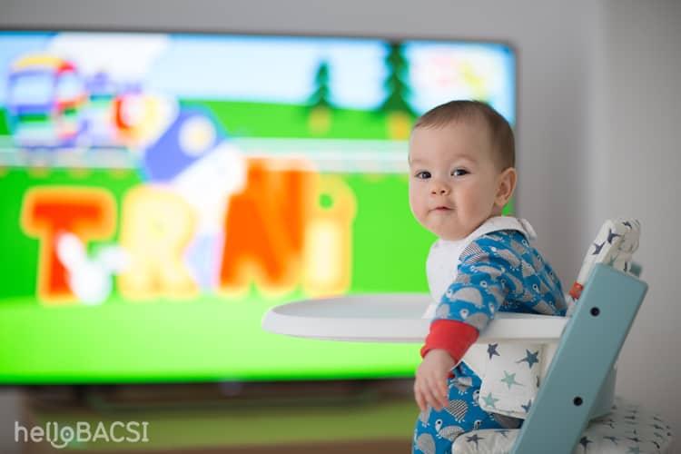 Trẻ vừa ăn vừa xem tivi, điện thoại có hại gì? Mẹo chấm dứt tật xấu này