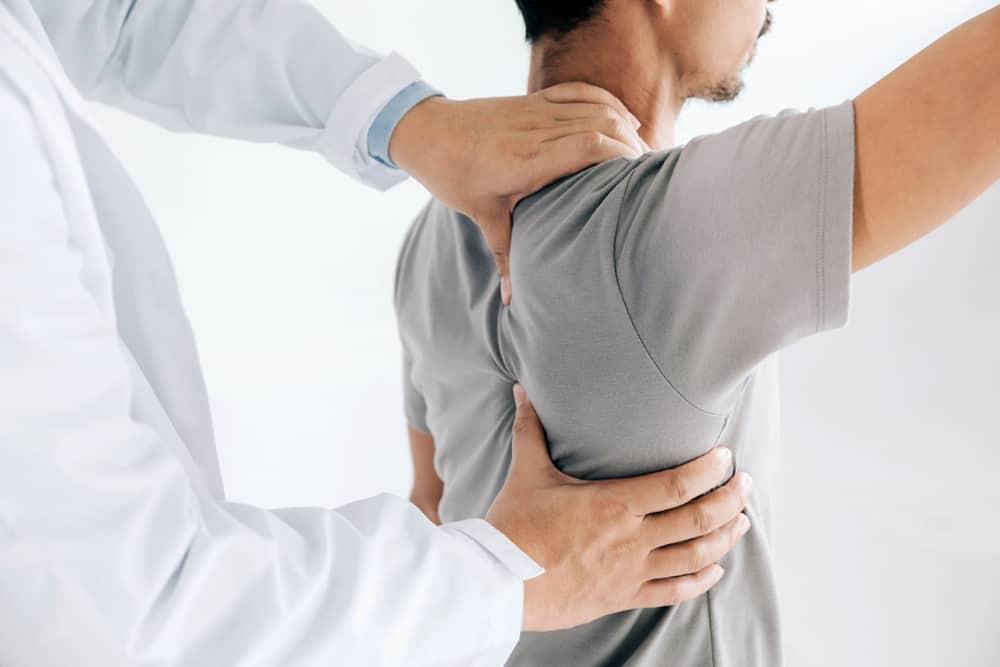 Đau vai có phải là dấu hiệu nhận biết ung thư phổi?