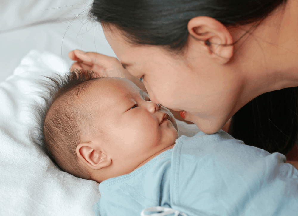 trẻ sơ sinh bị vàng mắt