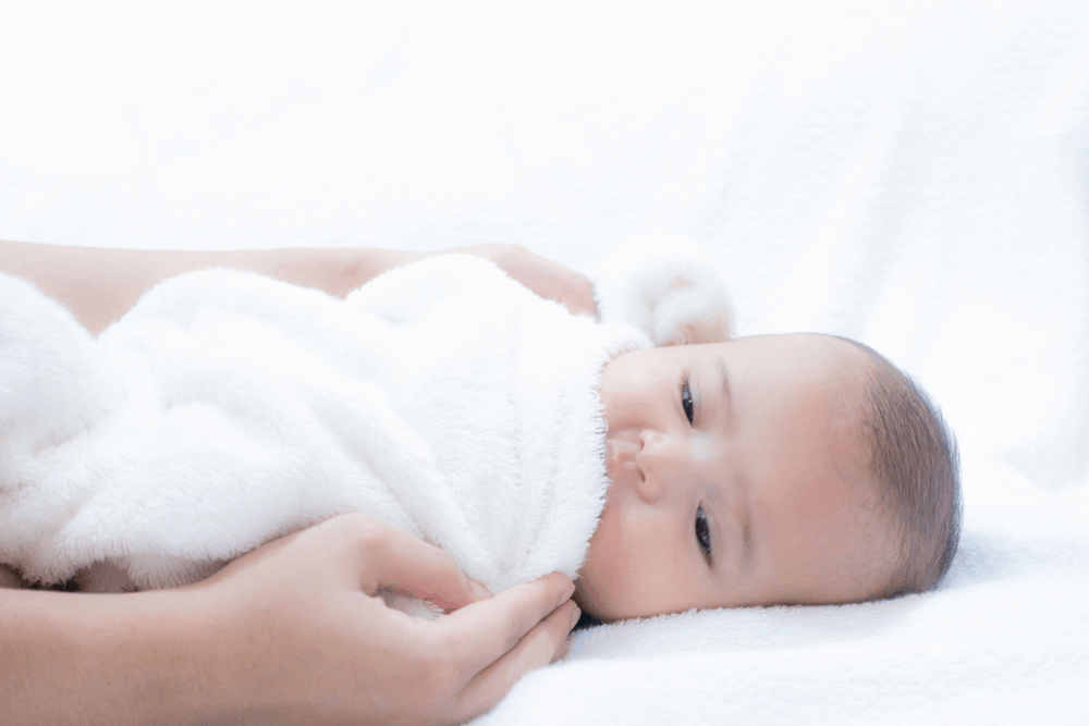 trẻ sơ sinh bị vàng mắt
