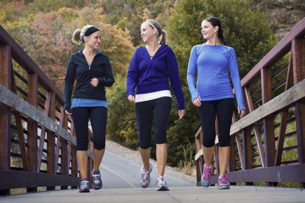 đi bộ giúp trị đầy hơi chướng bụng
