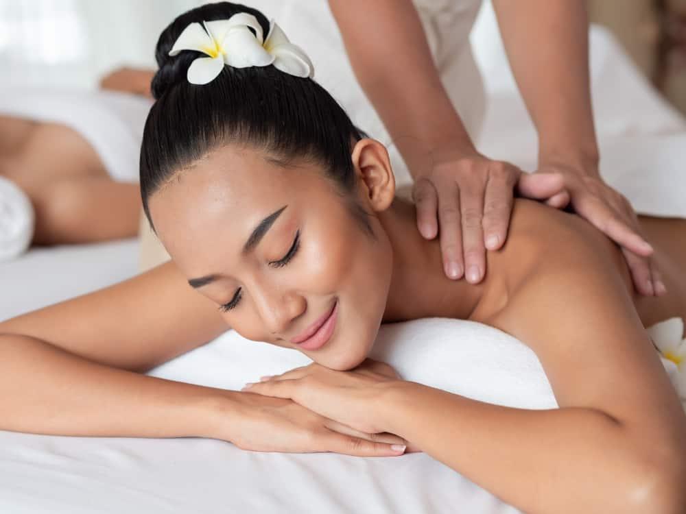 Bất ngờ với 8 lợi ích tuyệt vời của việc massage sau sinh