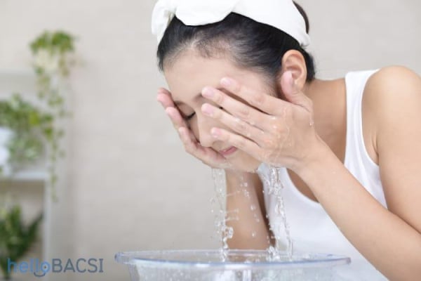  cách rửa mặt bằng nước muối sinh lý 