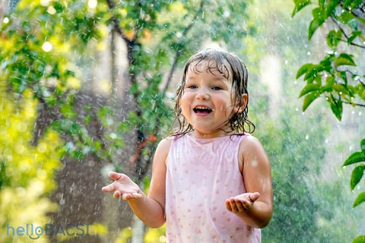Cho trẻ tắm mưa, chơi với bùn đất: Nên hay không?