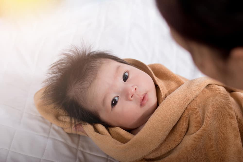 Nhiệt độ trẻ sơ sinh bao nhiêu là bình thường, bao nhiêu là sốt?