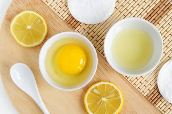  đắp mặt nạ lòng trắng trứng gà 