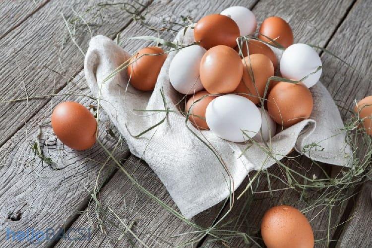Ăn trứng gà nên chọn loại màu trắng hay nâu?
