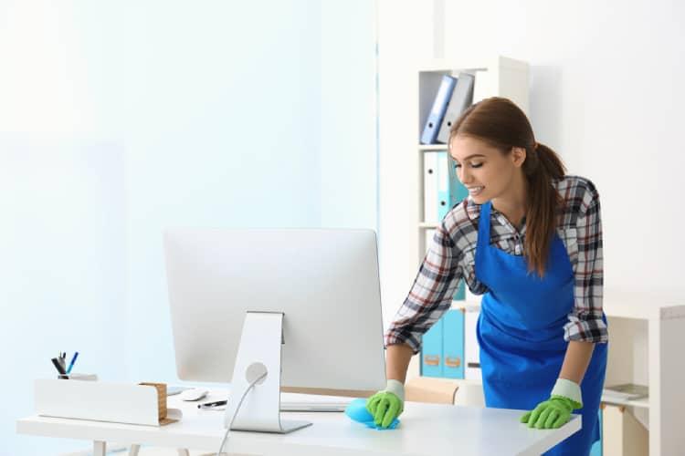 Dọn dẹp nơi làm việc là cách phòng bệnh sốt xuất huyết