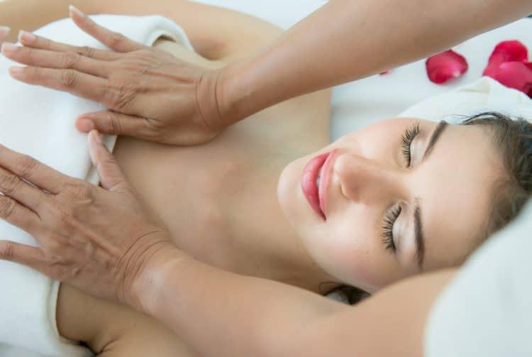 cách massage ngực săn chắc