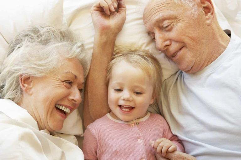 Người cao tuổi và trẻ nhỏ