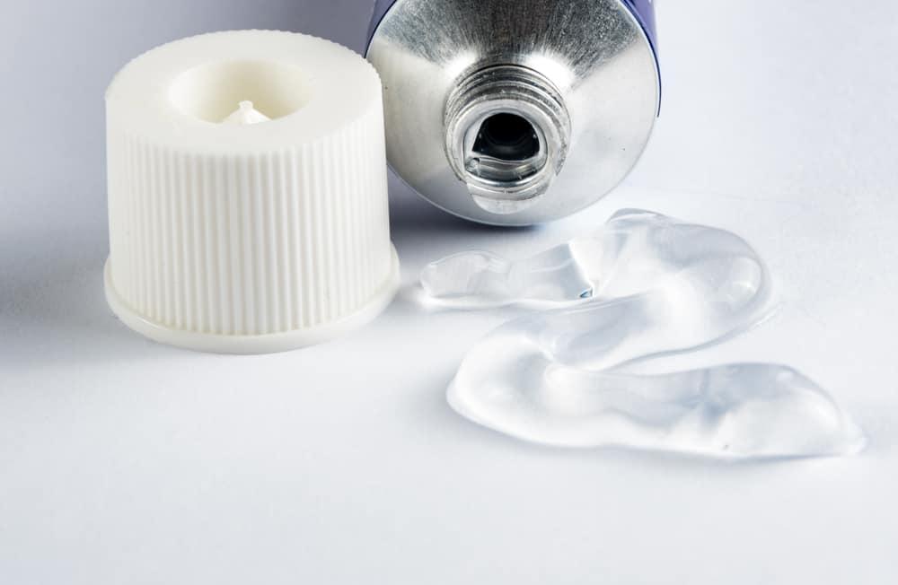 Cách dùng Thuốc Mỡ Tra Mắt & Thuốc Nhỏ Mắt đúng cách