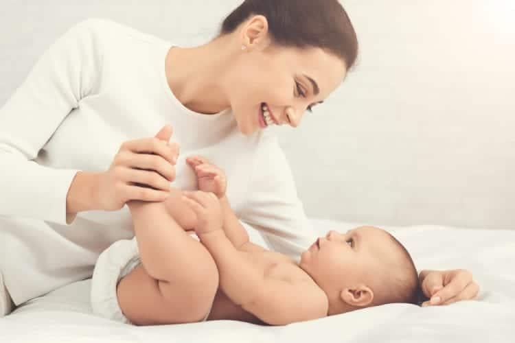 Bé bú một bên phải làm sao? Mách bạn cách xử lý nhanh, gọn